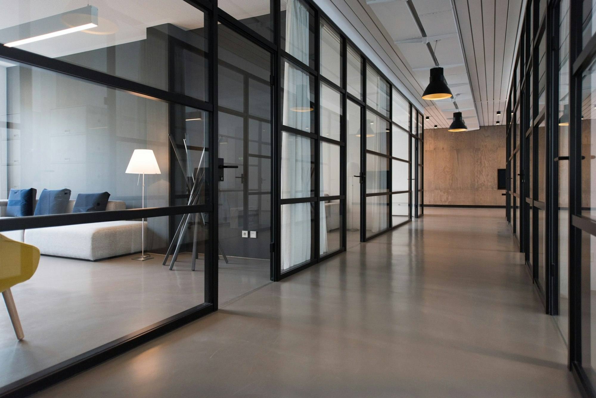 Couloir vitré longeant des bureaux fermés et un salon, espace tertiaire de Saint-Brieuc