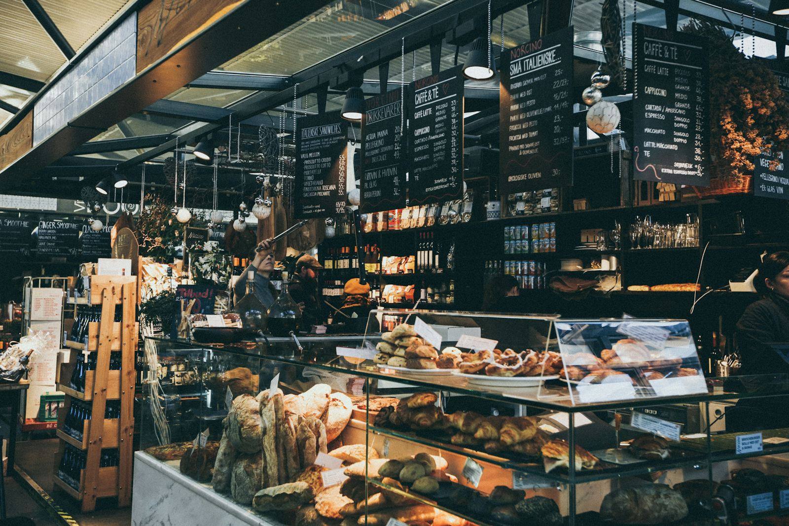 Vue d'ensemble de la boutique avec présentoirs et éclairage suspendu, café-boulangerie de Vitré