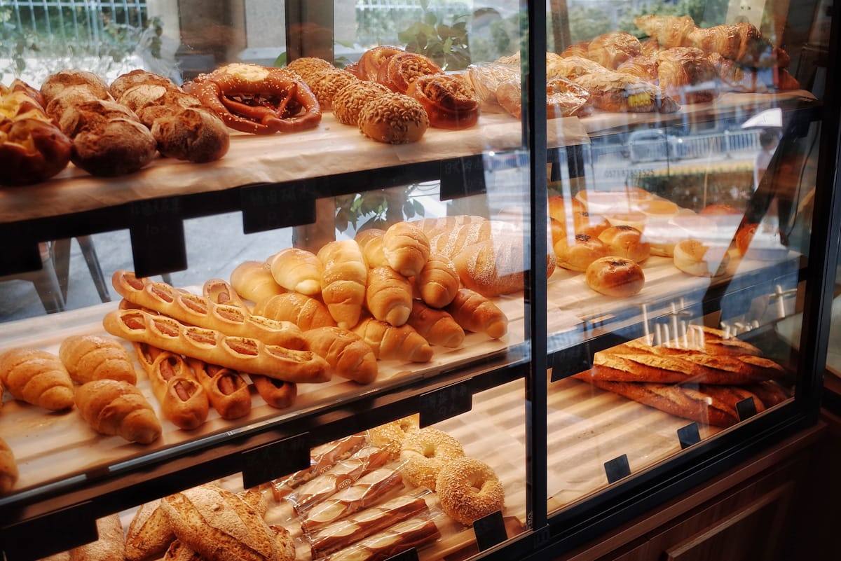 Vitrine réfrigérée garnie de viennoiseries et de pains, café-boulangerie du centre de Vitré