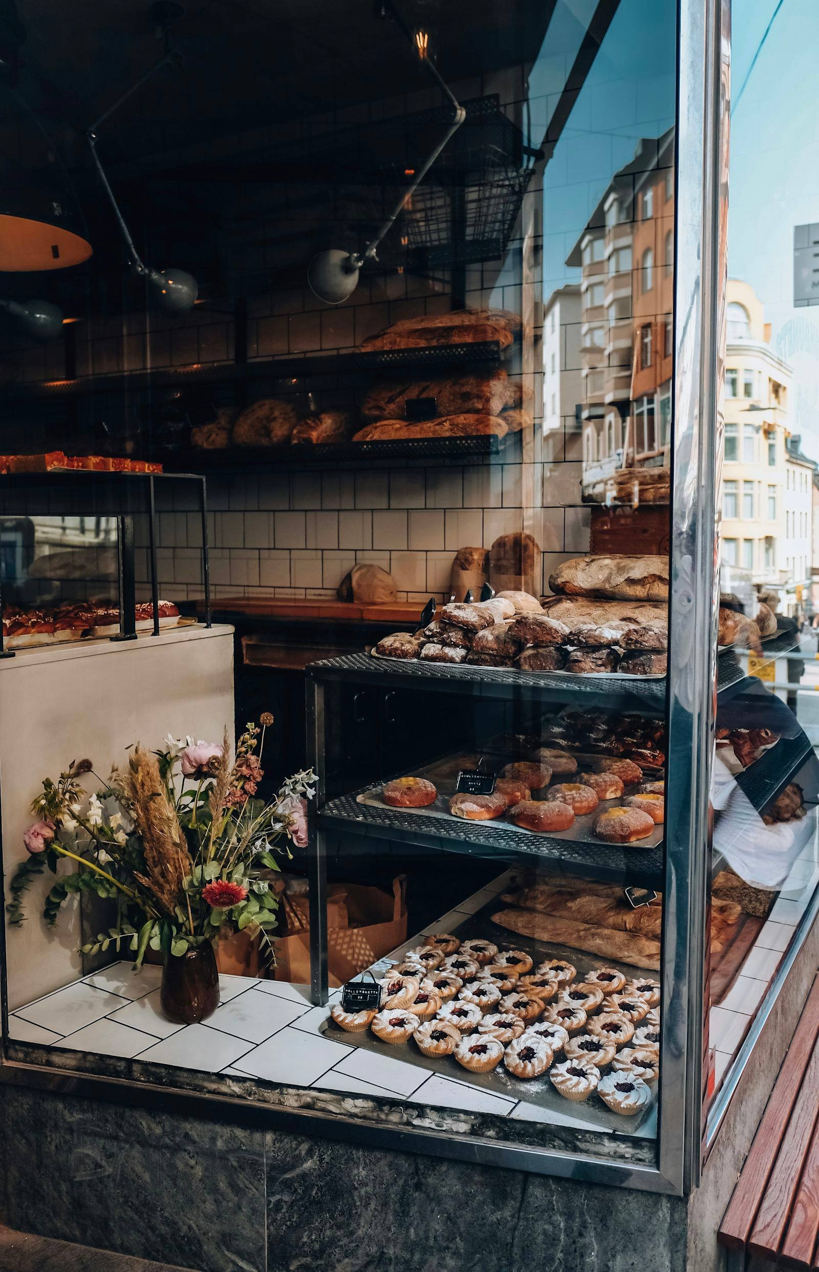 Devanture extérieure avec vitrine de pains et façade carrelée, café-boulangerie dans une rue de Vitré