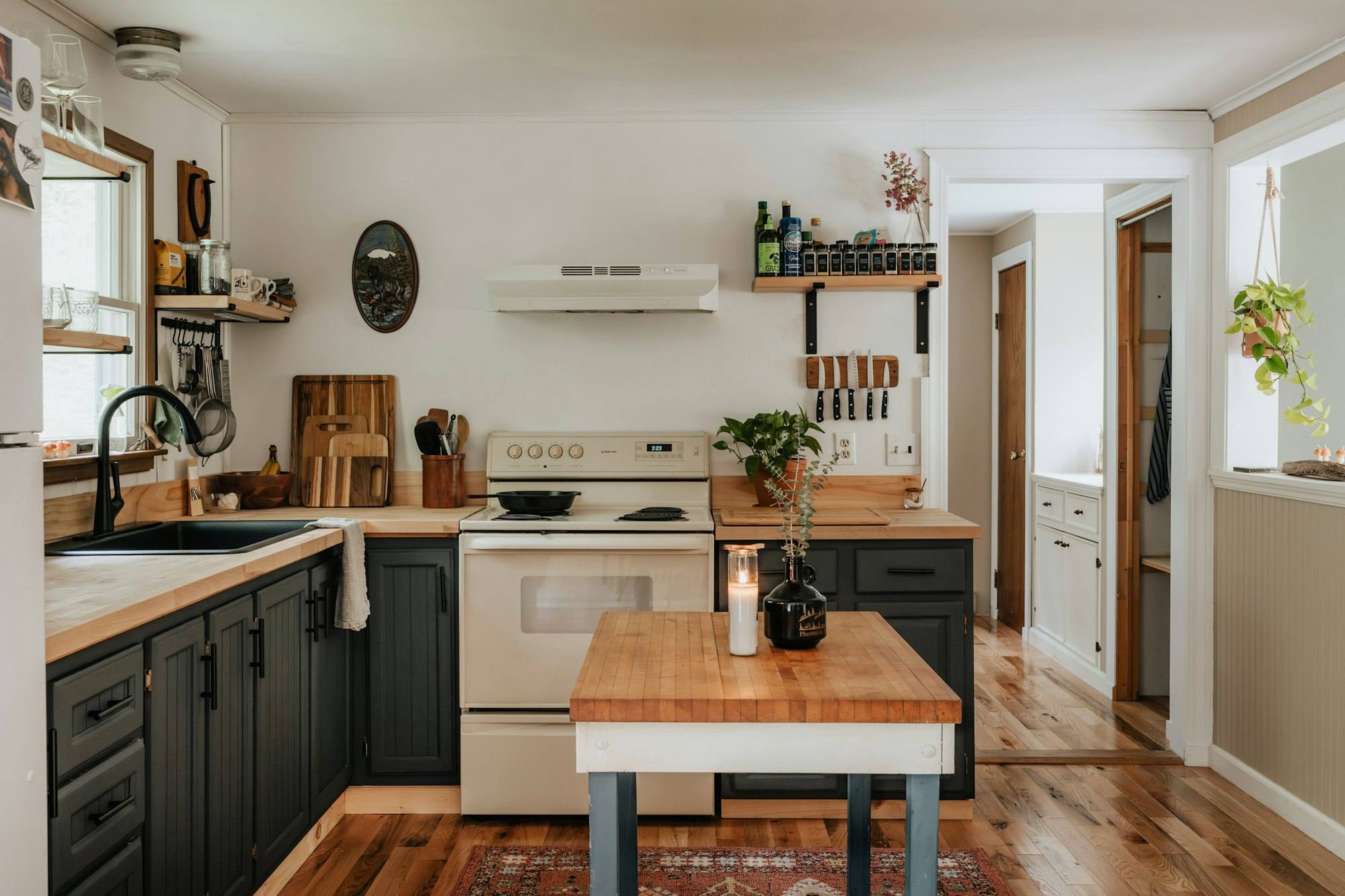 Cuisine en bois avec plan de travail et ustensiles suspendus, gîte des environs de Vitré