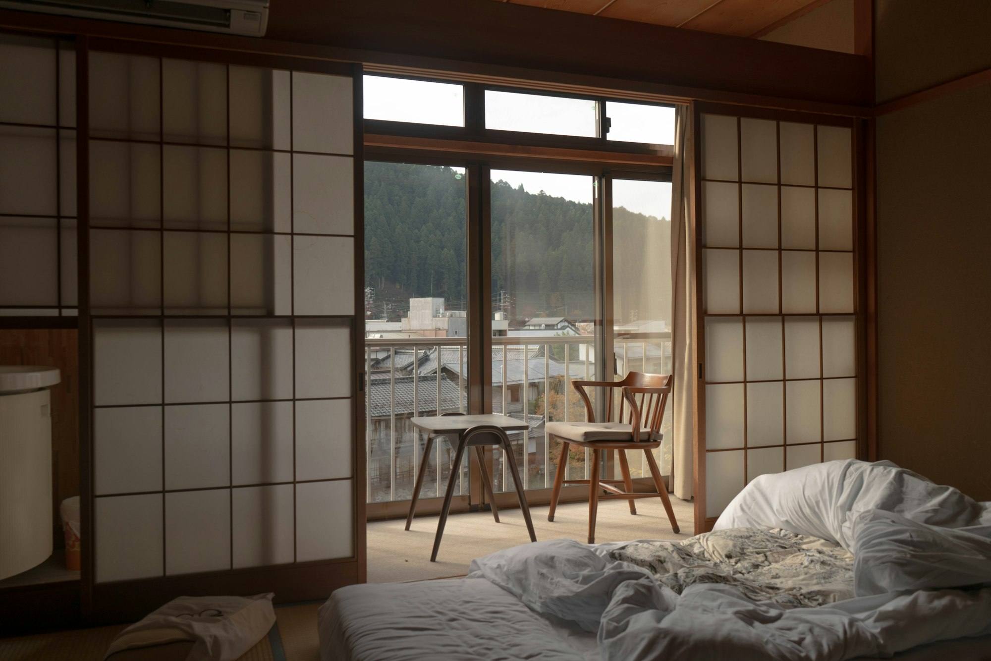 Chambre sous combles avec cloisons coulissantes vitrées et vue sur un balcon, gîte près de Vitré