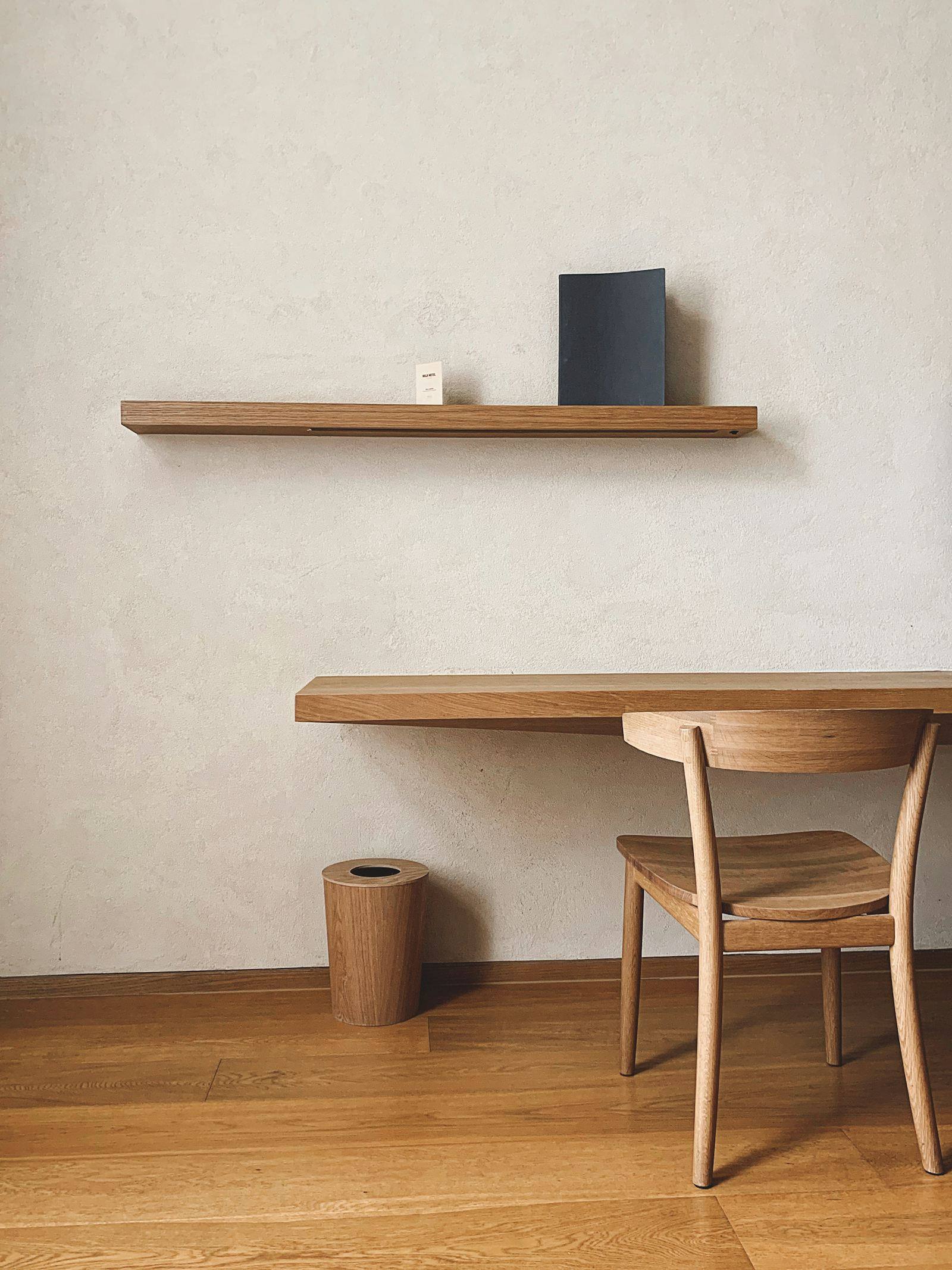 Coin bureau avec table en bois massif et chaise, parquet clair d'une maison rénovée à Laval