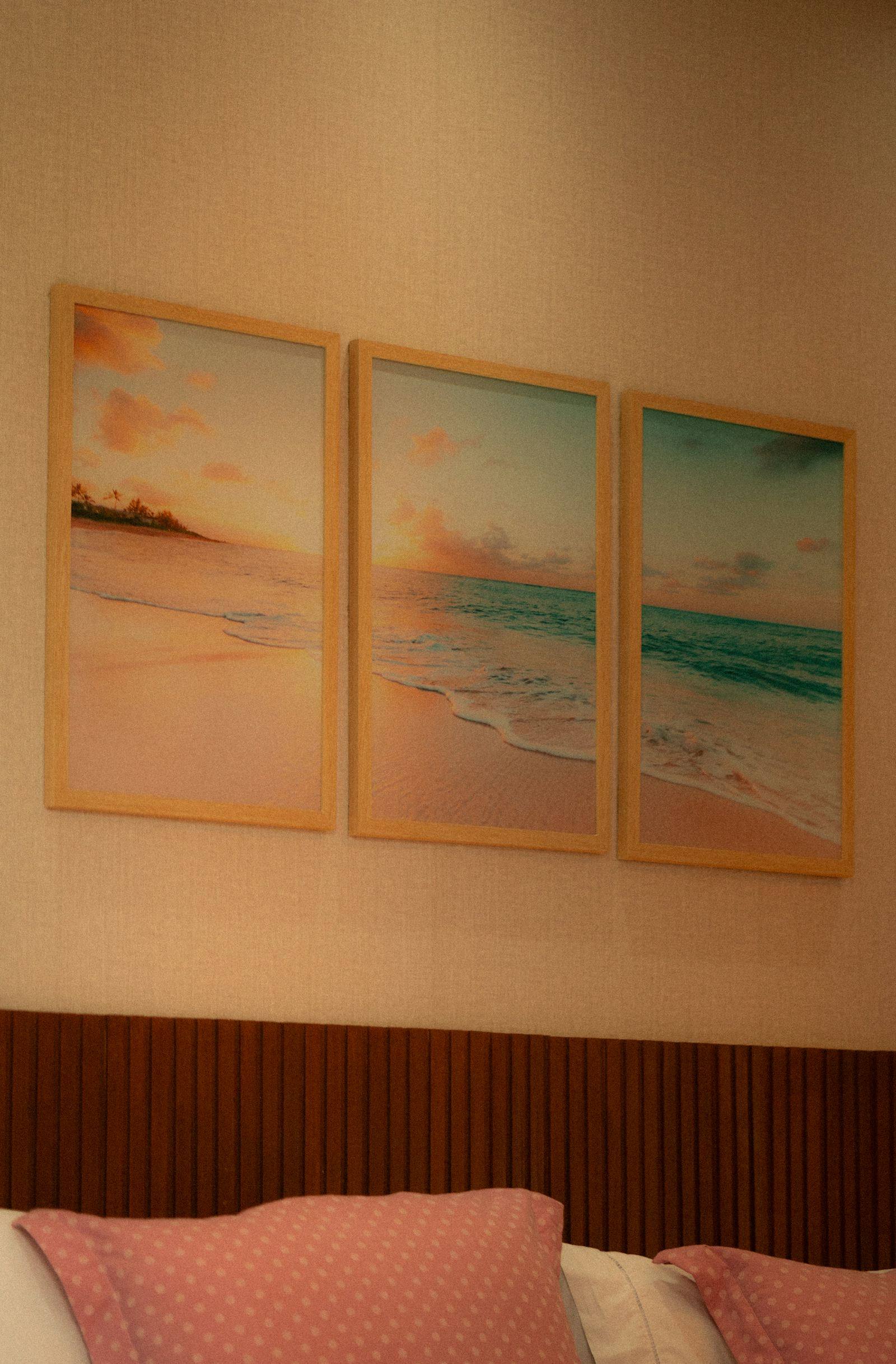 Détail du triptyque de plage encadré au-dessus de la tête de lit, chambre de la villa de Dinard